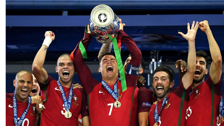 شاهد.. أجمل لقطات تتويج البرتغال بلقب كأس أمم أوروبا 2016 - CNN Arabic
