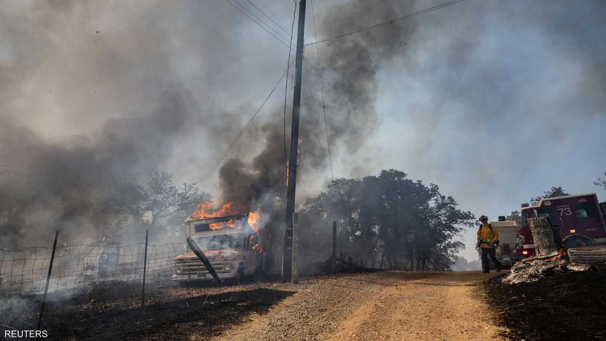 يكافح رجال الإطفاء حريقا بالقرب من باليرمو بكاليفورنيا
