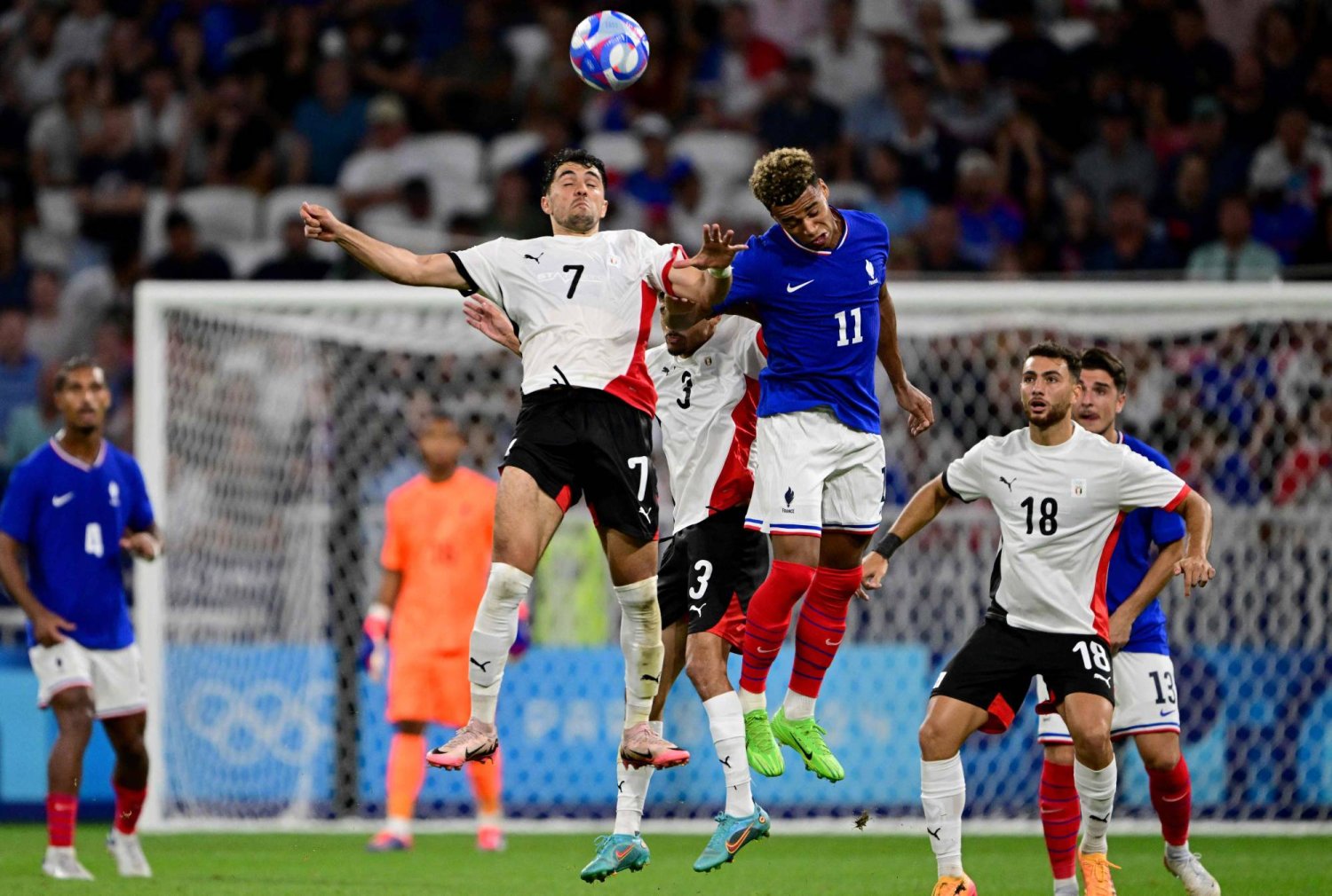 منتخب مصر خسر في اللحظات الأخيرة أمام فرنسا المستضيفة (أ.ف.ب)