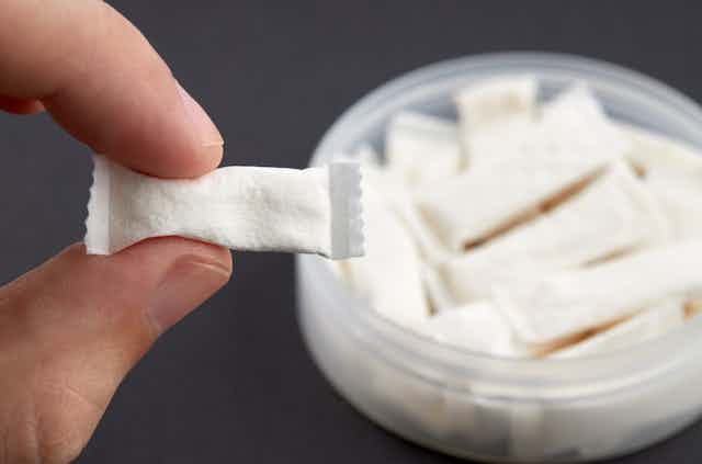 Oral nicotine pouches deliver lower levels of toxic substances than smoking – but that doesn't mean they're safe
