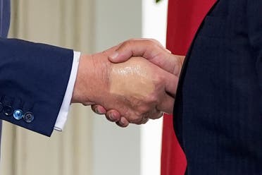 يد ترامب تظهر أثناء مصافحته ضيف في البيت الأبيض - أسوشيتد برس 16 يوليو 2025