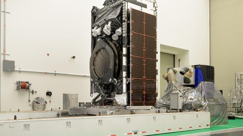 جهاز Intelsat 35e مُعبأ للنقل
