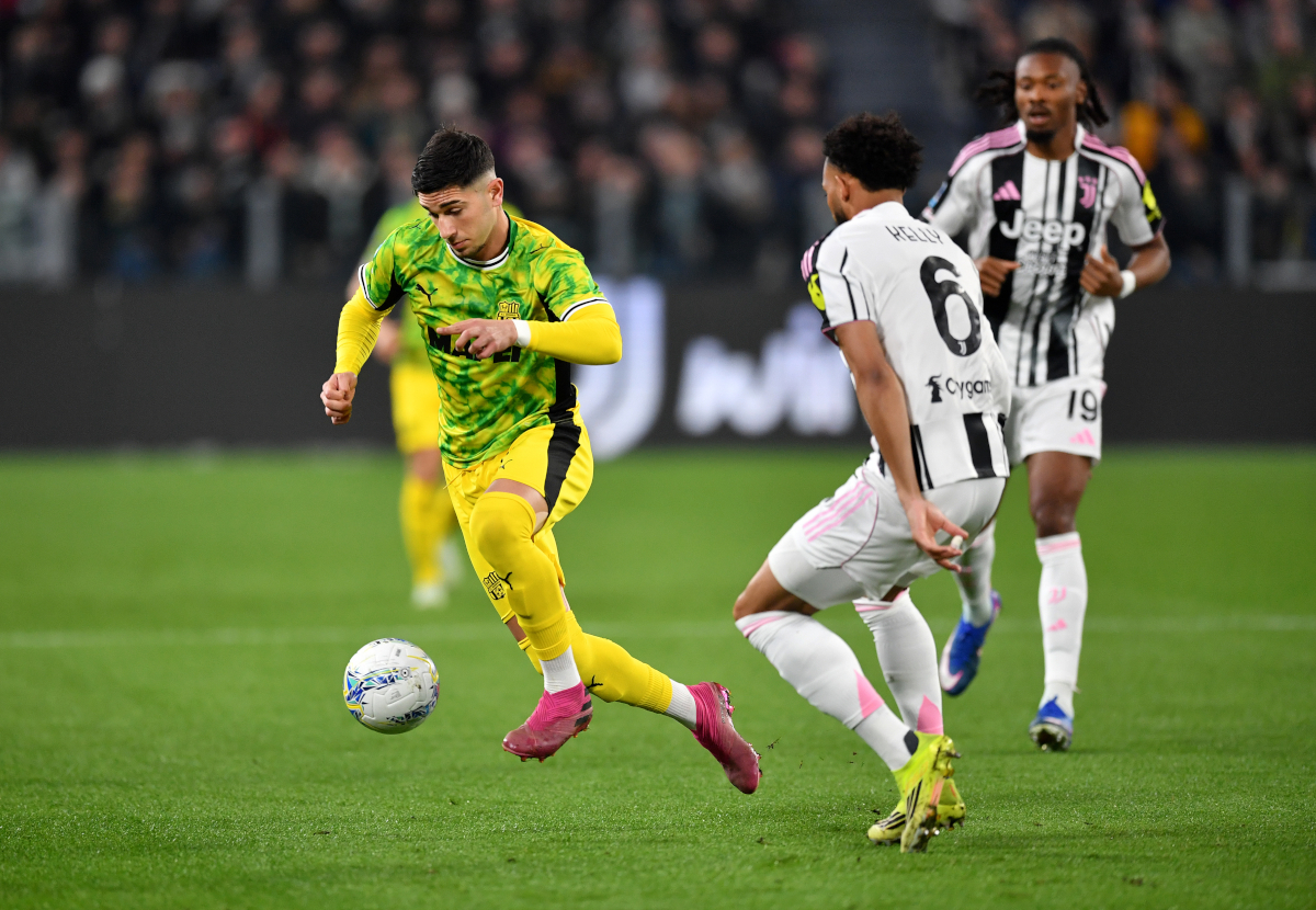 TURIN, ITALY - MARCH 21: Cristian Volpato of US Sassuolo Calcio is challenged by Lloyd Kelly of Juventus during the Serie A match between Juventus FC and US Sassuolo Calcio at Allianz Stadium on March 21, 2026 in Turin, Italy. (Photo by Valerio Pennicino/Getty Images)