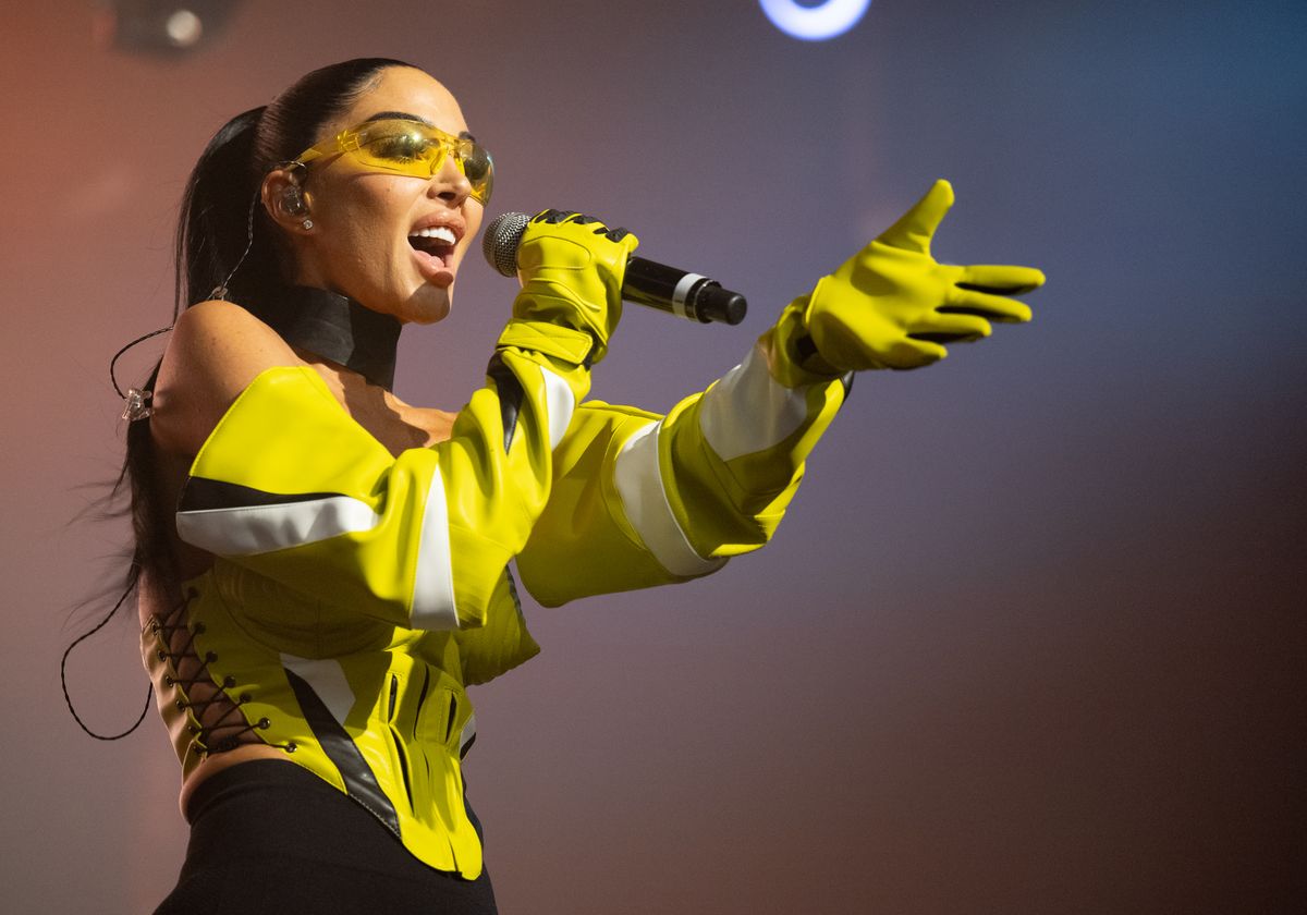 تؤدي توليسا خلال حفل مانشستر برايد 2025