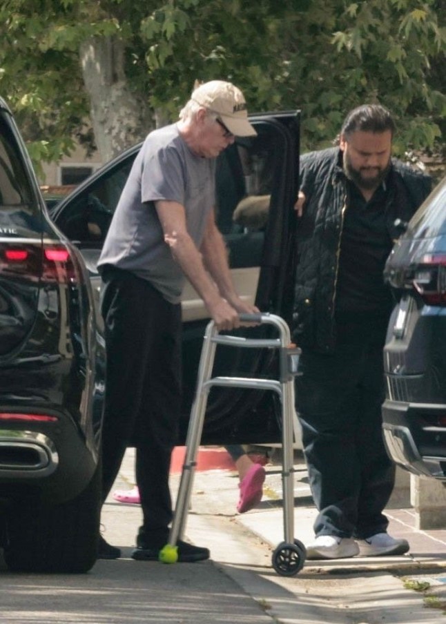 BGUK_3560866 - *حصري للمشتركين المميزين* ويست هيلز، كاليفورنيا. يُرجى الاتصال للاستفسار عن السعر قبل الاستخدام. - بدا نجم مسلسل "باي ووتش" السابق، ديفيد هاسلهوف، البالغ من العمر 73 عامًا، نحيلًا وهو يستخدم مشاية أثناء تجوله مع زوجته هايلي روبرتس في ويست هيلز في 22 أبريل 2026. في الصورة: ديفيد هاسلهوف. باكغريد المملكة المتحدة، 24 أبريل 2026. يجب ذكر اسم المصور: WCP,4cnrs / باكغريد المملكة المتحدة: +44 208 344 2007 / uksales@backgrid.com <a class=