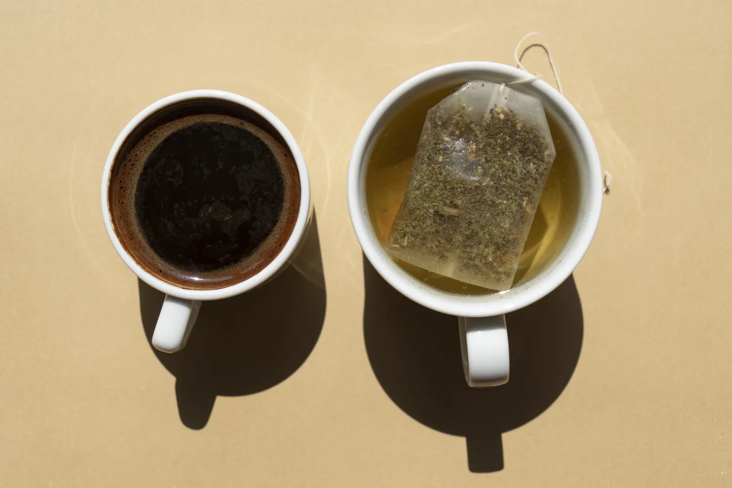 كوبان من القهوة والشاي