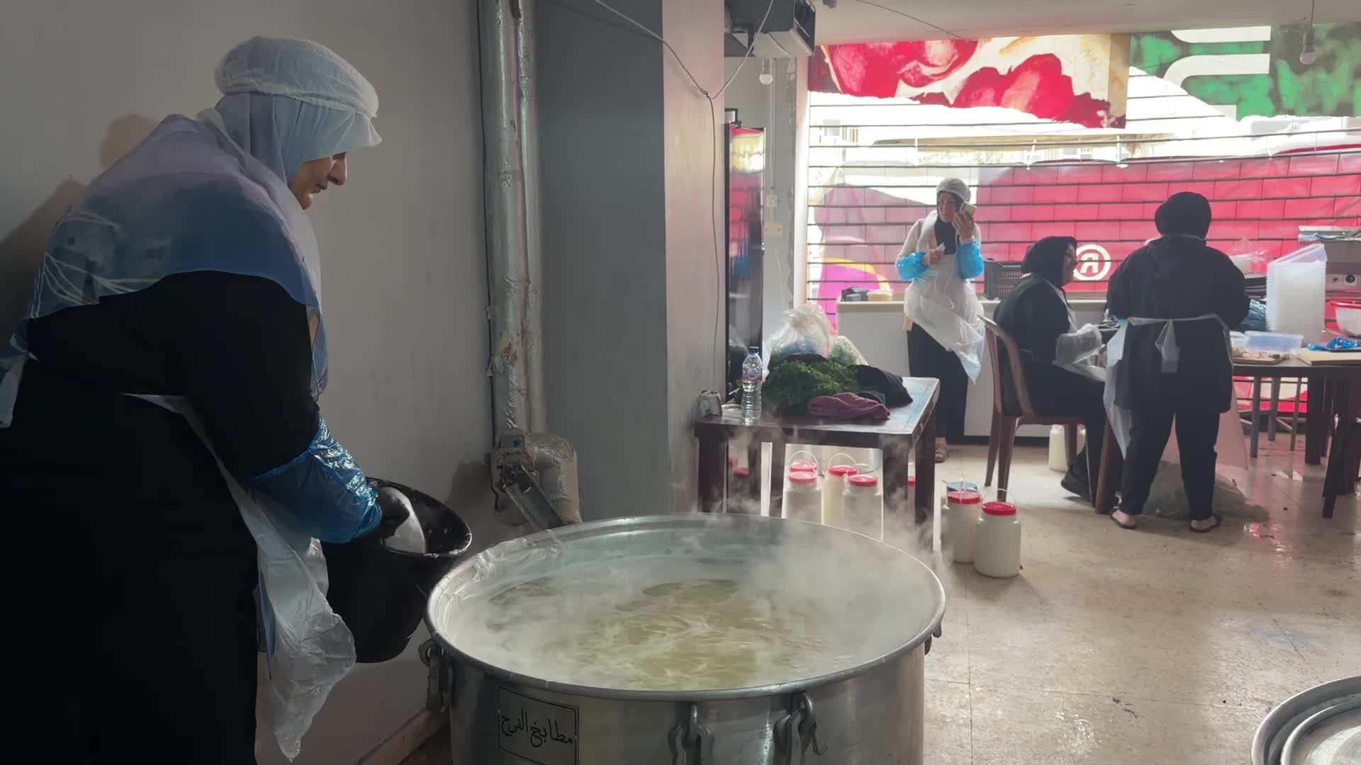 لبنان | مبادرات فردية لتحضير وجبات طعام للنازحين في <a class=