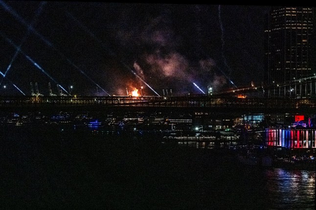 epa13088112 حريق يندلع على جسر بروكلين خلال عرض للألعاب النارية بمناسبة الذكرى الـ 250 لاستقلال الولايات المتحدة الأمريكية في نيويورك، نيويورك، الولايات المتحدة الأمريكية، 4 يوليو 2026. وكالة حماية البيئة/لورا بريت