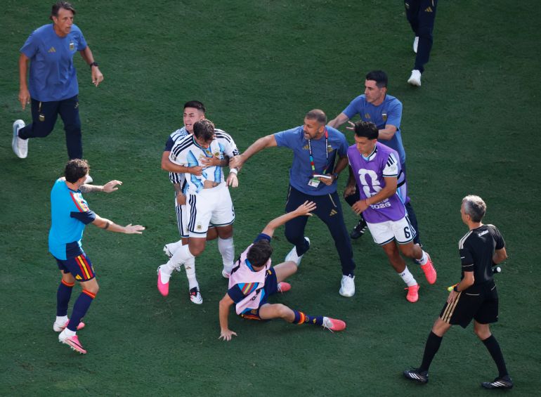 Soccer Football - FIFA World Cup 2026 - Final - Spain v Argentina - New York/New Jersey Stadium, East Rutherford, New Jersey, U.S. - July 19, 2026 Argentina's Leandro Paredes clashes with Spain's Gavi as assistant coach Walter Samuel and Argentina's Lisandro Martinez look on REUTERS/Brian Snyder