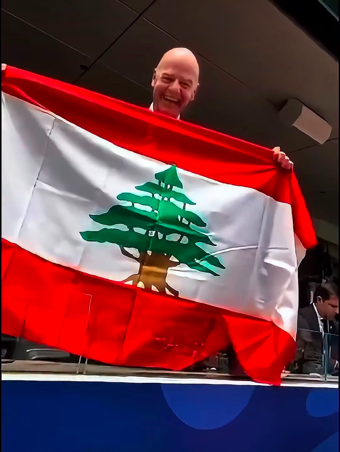 جياني إنفانتينو يرفع علم لبنان في <a class=
