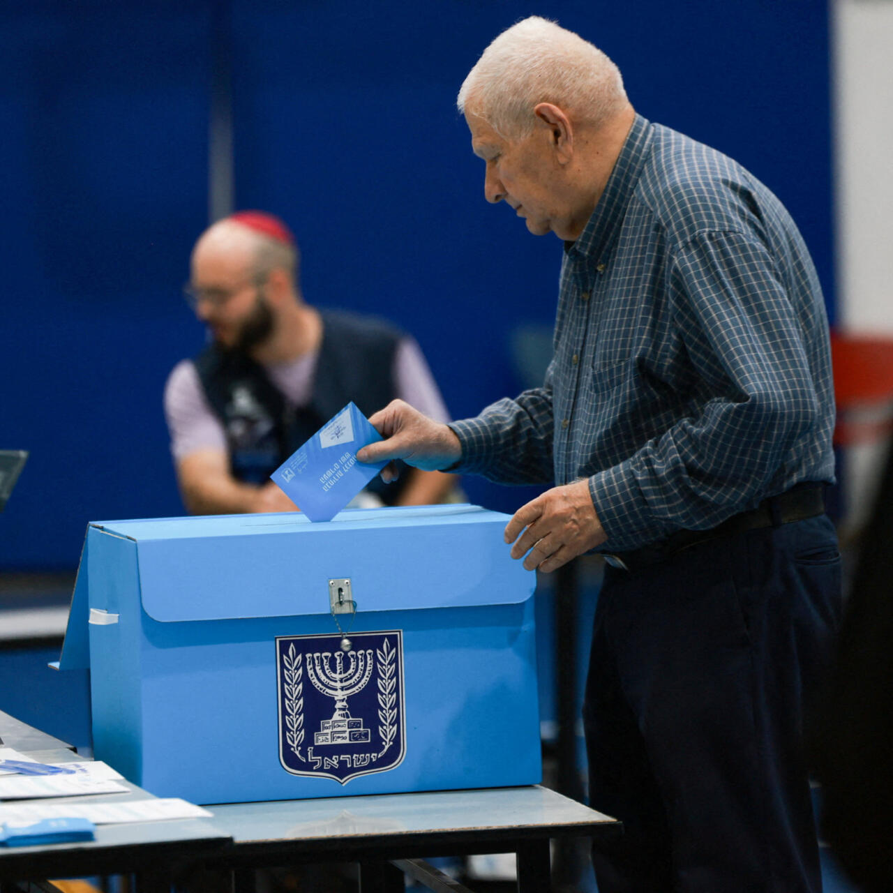 Israelis vote in tense election seen as a referendum on Netanyahu - France 24